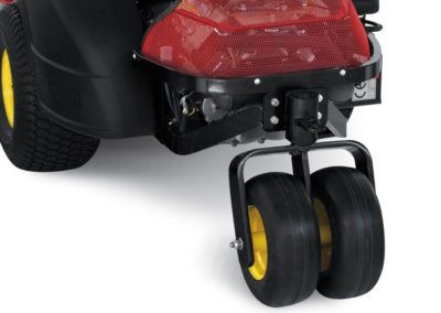 Rear twin-wheel for light pressure over lawns and great swiftness.